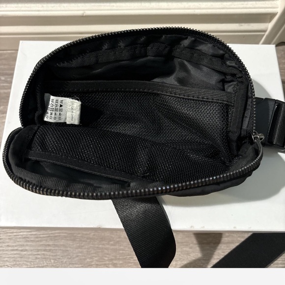 Black Belt Bag Fanny Pack Crossbody Sling Bag Adjustable Strap - Picture 4 of 4